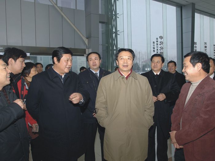 时任中华全国供销合作总社党组书记王君（前排右二）到黄瓜视频在线免费观看集团调研